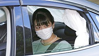 La princesa Mako, primera hija de los príncipes Akishino y Kiko, abandona su domicilio en un vehículo el martes 26 de octubre de 2021.