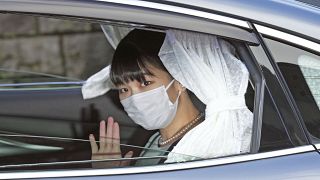 الاميرة ماكاو تلوح بيدها من سيارة إثر مغادرتها منزلها في أكازاكا في طوكيو. 2021/10/26