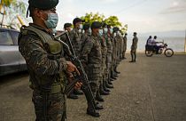 Soldados del Ejército guatemalteco son desplegados en el municipio del Estor tras la imposición del toque de queda