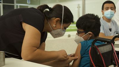 Un trabajador sanitario inyecta a un niño una dosis de la vacuna COVID-19 de Pfizer, 20/10/2021, Tuxtla Gutierrez. México