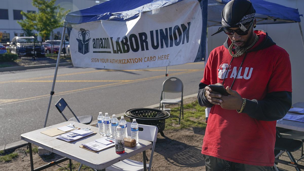 رئيس اتحاد عمال أمازون كريس سمولز، يقيم كشكًا لجمع التوقيعات بالقرب من مركز توزيع تابع لأمازون في نيويورك. 21 أكتوبر 2021.