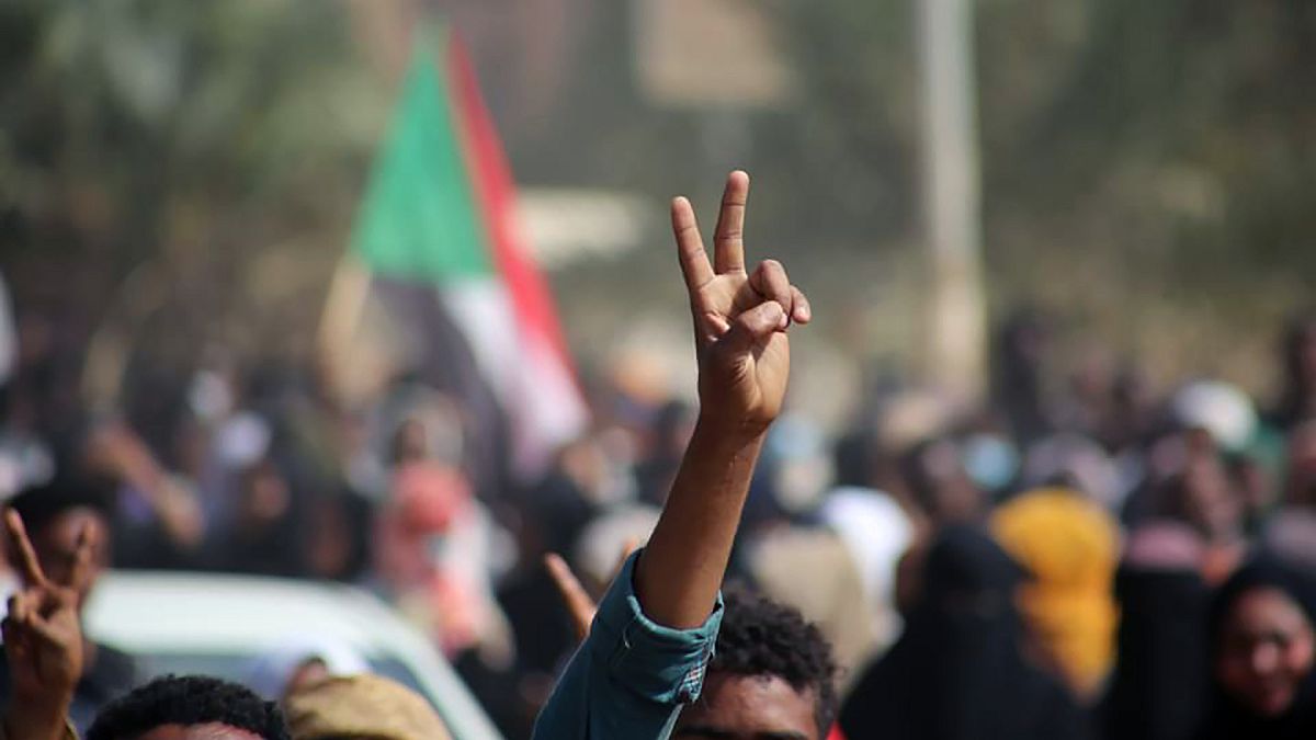 Sudan'da darbe sonrası sokağa çıkan demokrasi yanlısı eylemciler, protesto gösterisi düzenledi