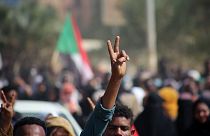 Sudan'da darbe sonrası sokağa çıkan demokrasi yanlısı eylemciler, protesto gösterisi düzenledi