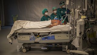 طاقم طبي يعالج مصابا بكورونا داخل  العناية المركزة في مستشفى "مونتليجيا" بمدينة لييج ، بلجيكا /6 نوفمبر 2020