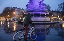 Biciklista a párizsi Republique téren