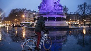 Biciklista a párizsi Republique téren