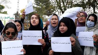 نساء تتظاهرن في كابل مطالبات المجتمع الدولي بعدم التزام الصمت، ودعم الأفغان الذين يعيشون تحت حكم طالبان. 2021/10/26