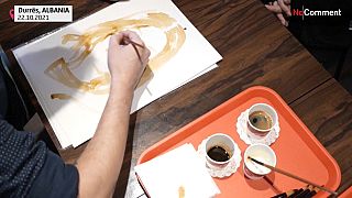 فنان ألباني يرسم بالقهوة