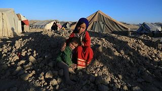 دختران خانواده‌های افغان که در پی خشکسالی به منطقه‌ای در غرب این کشور آواره شده‌اند