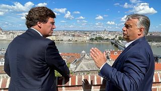 Tucker Carlson, a Fox News műsorvezetője (b) és Orbán Viktor, magyar kormányfő (j), 2021-ben Budapesten