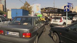 Colas de vehículos ante una gasolinera de Teherán, Irán