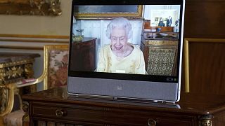 الملكة إليزابيث الثانية على شاشة فيديو من قلعة وندسور حيث تقيم، بريطانيا.