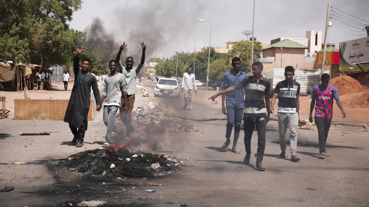 PM deposto no Sudão volta a casa