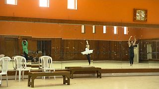 في أقدم مدرسة باليه في العراق يستمر الراقصون والراقصات بالتدرب