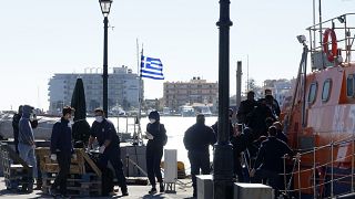 مهاجرون ينزلون من سفينة تابعة لخفر السواحل بعد عملية في جزيرة خيوس شمال شرق بحر إيجة في اليونان.