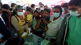 Hondurans and Nicaraguans queue to receive Pfizer-BioNTech or Moderna vaccines against Covid-19