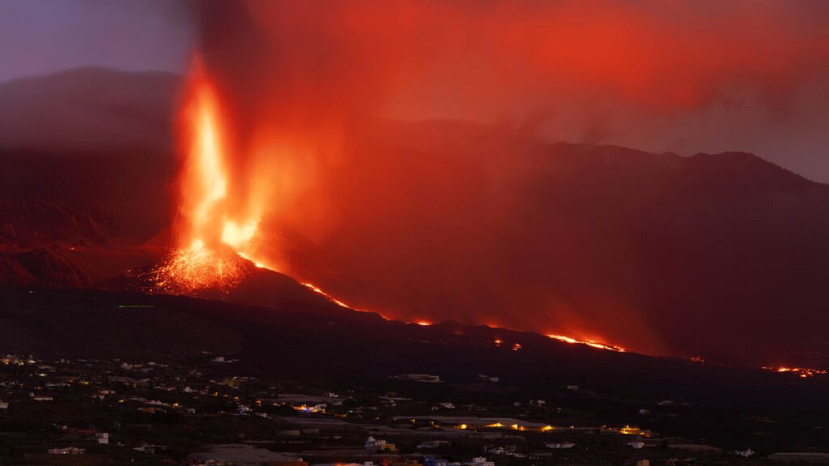 Ein Schlot des Cumbre Vieja spuckt Lava und Asche auf La Palma, schont seit über einem Monat. 