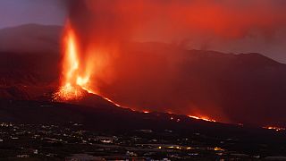 Fluxos de lava ganham altura em La Palma