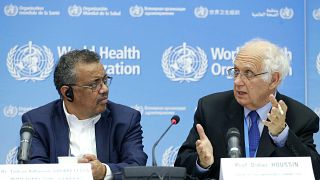المدير العام لمنظمة الصحة العالمية تيدروس أدهانوم غيبريسوس والبروفيسور ديدييه حسين ، رئيس لجنة الطوارئ.
