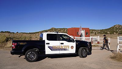 Vehículo del sheriff de Santa Fé delante del rancho Bonanza Creek donde occurrió el accidente. 25/10/2021 Nuevo México, EEUU