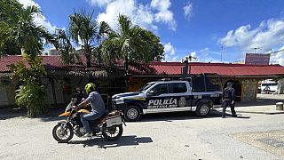 Un coche policial en la puerta del restaurante de Tulum (México) donde ocurrió la tragedia.