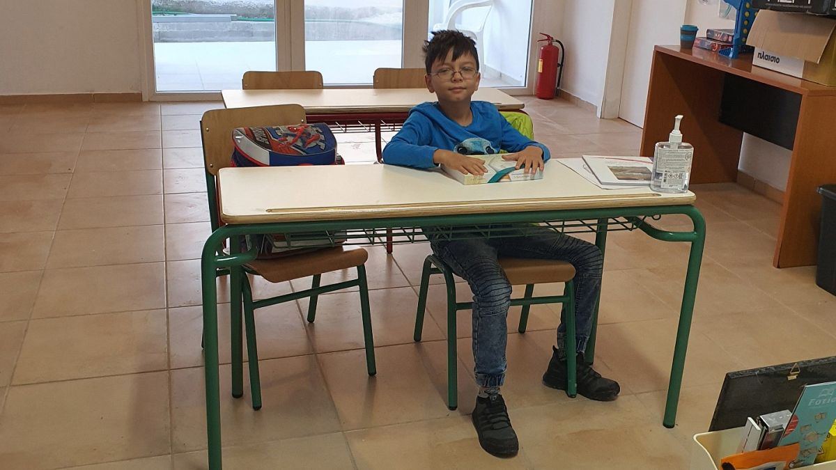 O 9χρονος Τάσος, που είναι ο ένας και μοναδικός μαθητής του δημοτικού σχολείου του Μαθρακίου