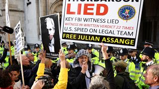 مؤيديو جوليان أسانج مؤسس ويكيليكس خارج المحكمة الملكية للعدل بالعاصمة البريطانية لندن. 27/10/2021