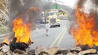 Una carretera bloqueada en Ecuador en las protestas contra el alza de los precios del combustible.