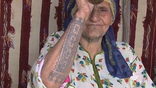 Mujer con un tatuaje bereber, 23/09/2021, Khemissat, Marruecos
