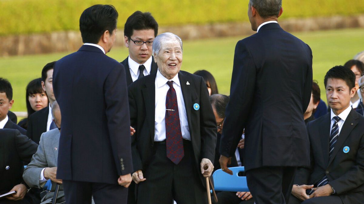 Sunao Tsuboi saluda al presidente Barack Obama durante su visita a Hiroshima el 27/5/2016, Japón