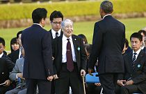 Sunao Tsuboi saluda a Barack Obama durante su visita a Hiroshima el 27 de mayo de 2016