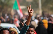 سودانيون يرفعون لافتة أثناء احتجاجهم على انقلاب عسكري أطاح بالانتقال إلى الحكم المدني. 2021/10/25 