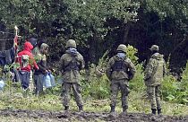 Πολωνοί στρατιώτες συλλαμβάνουν μετανάστες στα σύνορα