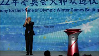 كاي تشي سكرتير الحزب الشيوعي الصيني يرفع الشعلة الأولمبية 20 أكتوبر 2021 بعد وصولها إلى بكين التي ستستضيف دورة الألعاب الشتوية في شباط/فبراير 2022