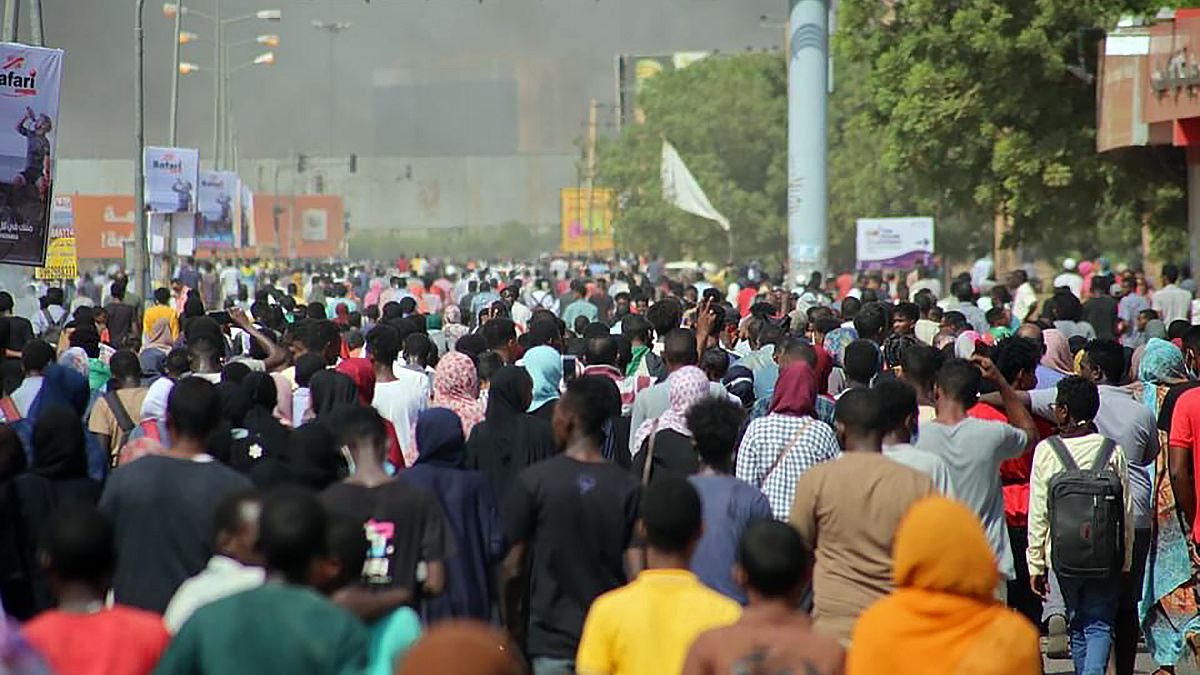 احتجاجاتٌ حاشدة في العاصمة السودانية الخرطوم ضد الإنقلاب العسكري الذي قاده الفريق عبد الفتاح البرهان 