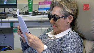 Bernardeta Gómez mira una de las hojas de prueba del implante