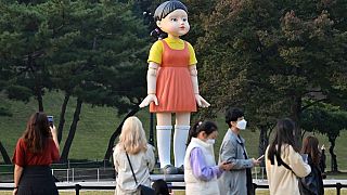 'Squid Game' dizisinin robot kız çocuğu heykeli
