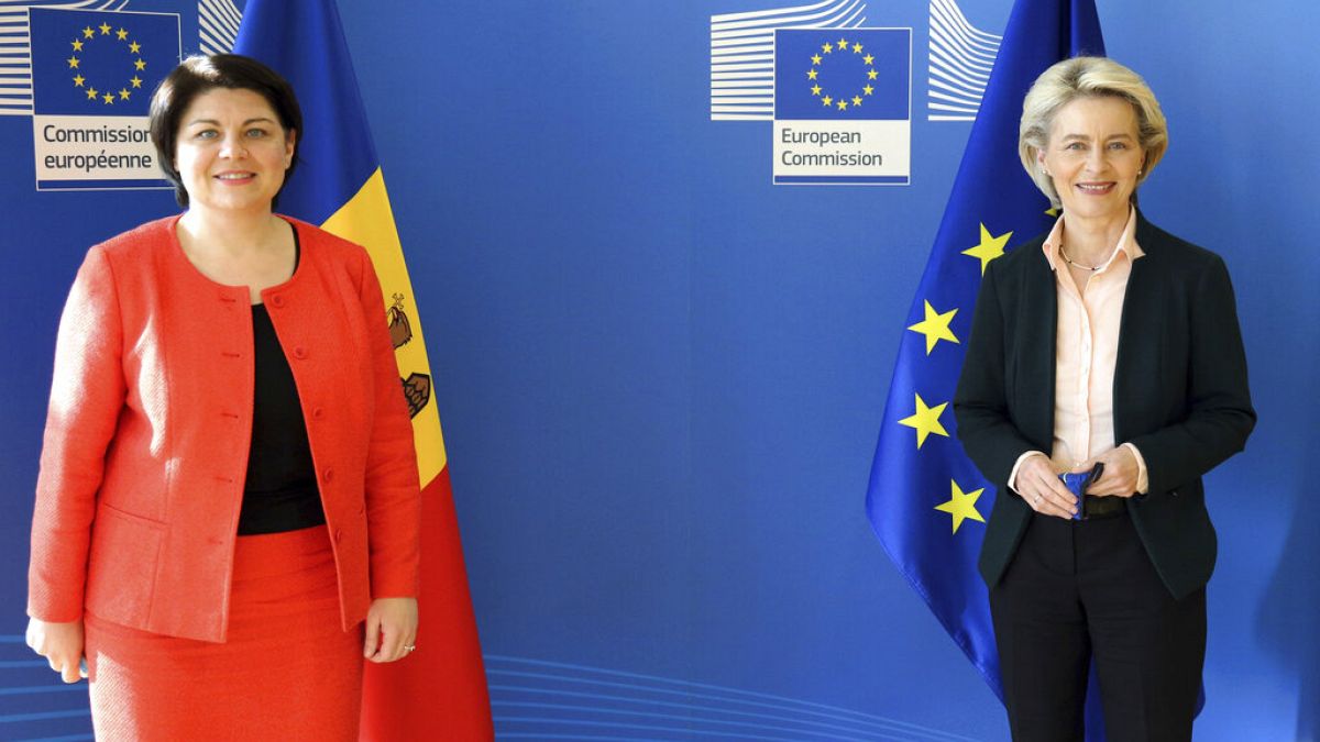 A sinistra: il primo ministro moldavo Natalia Gavrilița a Bruxelles con Urisula von der Leyen (27.10.2021).
