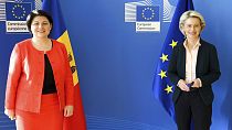 A sinistra: il primo ministro moldavo Natalia Gavrilița a Bruxelles con Urisula von der Leyen (27.10.2021).