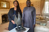La sculpture d'un coq en bronze remise au Nigeria par l'université de Cambridge, 27 octobre 2021