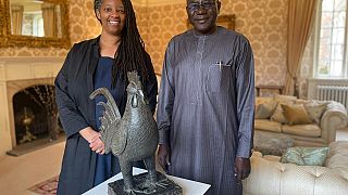 La sculpture d'un coq en bronze remise au Nigeria par l'université de Cambridge, 27 octobre 2021 