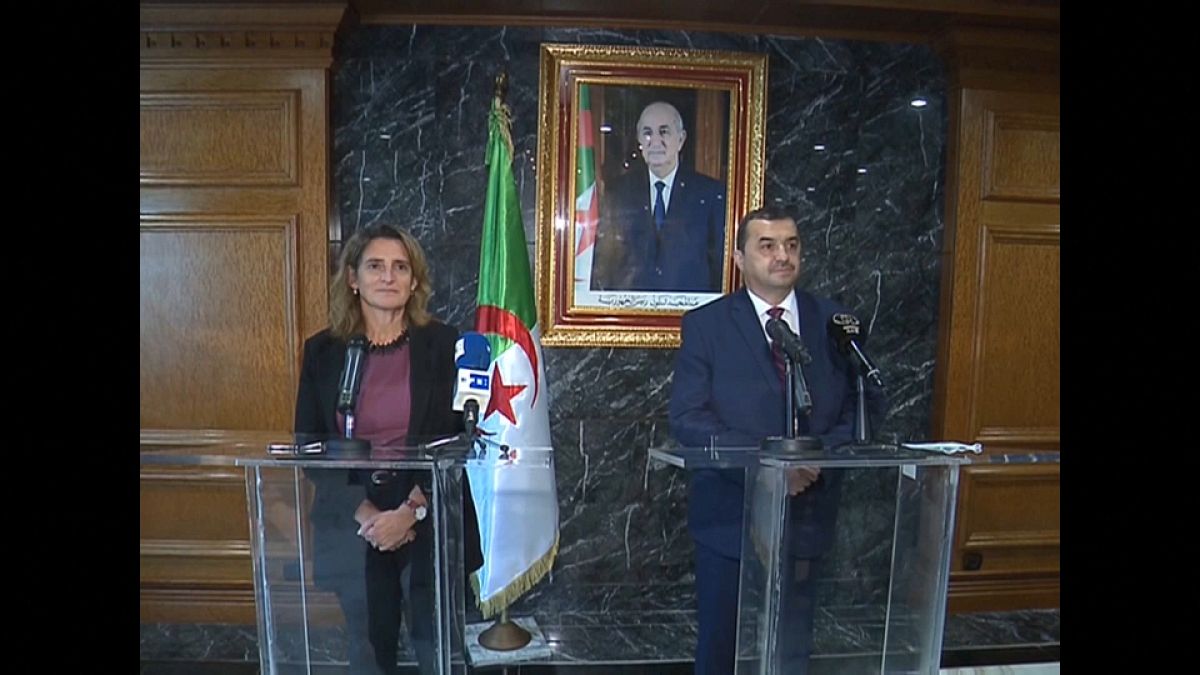 Teresa Ribera, ministra para la Transición Ecológica de España, y Mohamed Arkab, ministro de Energía de Argelia. 
