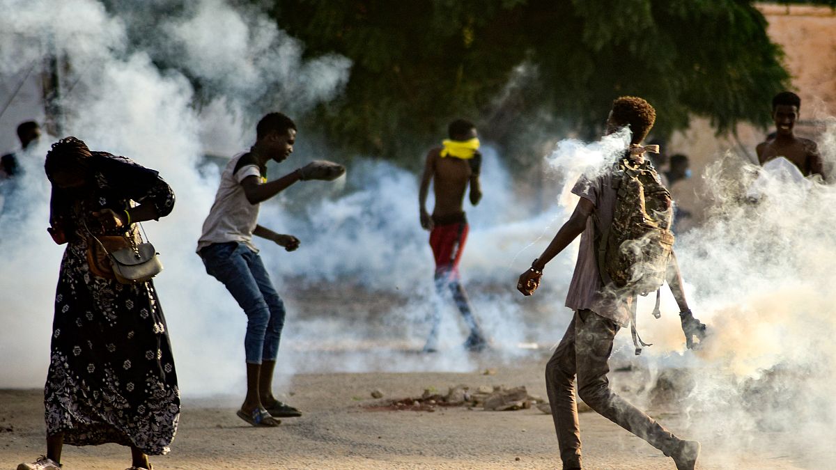 سودانيون خلال مواجهات مع قوات الامن في العاصمة الخرطوم خلال احتجاجت على الانقلاب العسكري