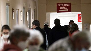 Oltásra érkezők a miskolci kórházban kialakított oltóponton