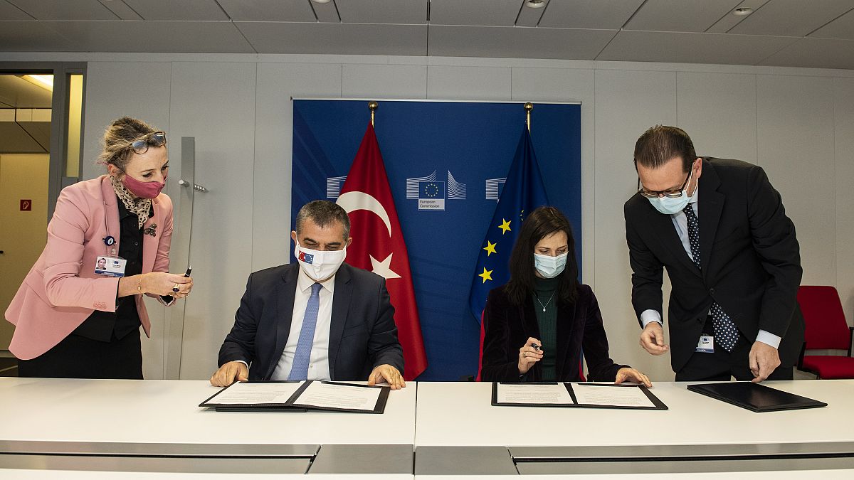 Anlaşmalara Dışişleri Bakan Yardımcısı Faruk Kaymakcı (solda) ve Avrupa Birliği Komisyonu Yenilikçilik, Araştırma, Kültür ve  Gençlik Komiseri Mariya Gabriel imza attı