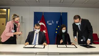 Anlaşmalara Dışişleri Bakan Yardımcısı Faruk Kaymakcı (solda) ve Avrupa Birliği Komisyonu Yenilikçilik, Araştırma, Kültür ve  Gençlik Komiseri Mariya Gabriel imza attı