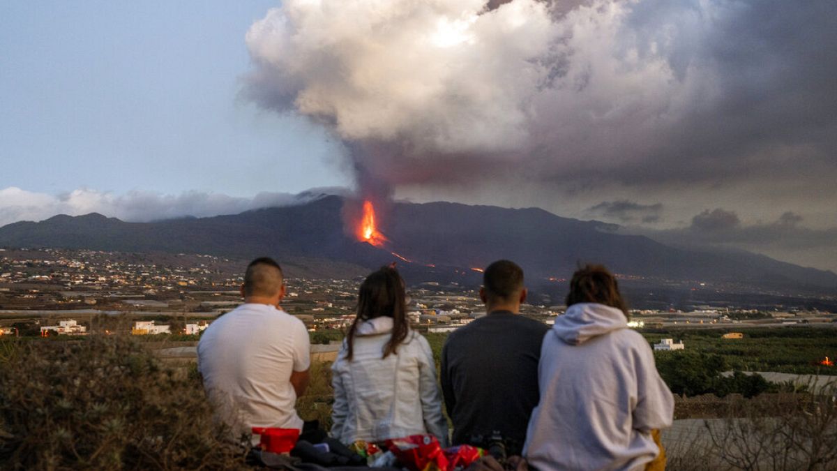 Vecinos de La Palma contemplan la erupción del volcán de Cumbre Vieja 