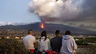 Vecinos de La Palma contemplan la erupción del volcán de Cumbre Vieja