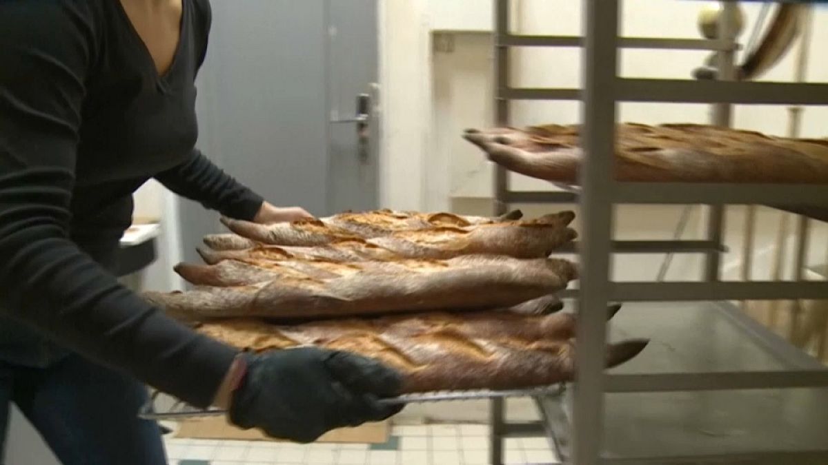 Свежеиспечённые багеты во французской пекарне