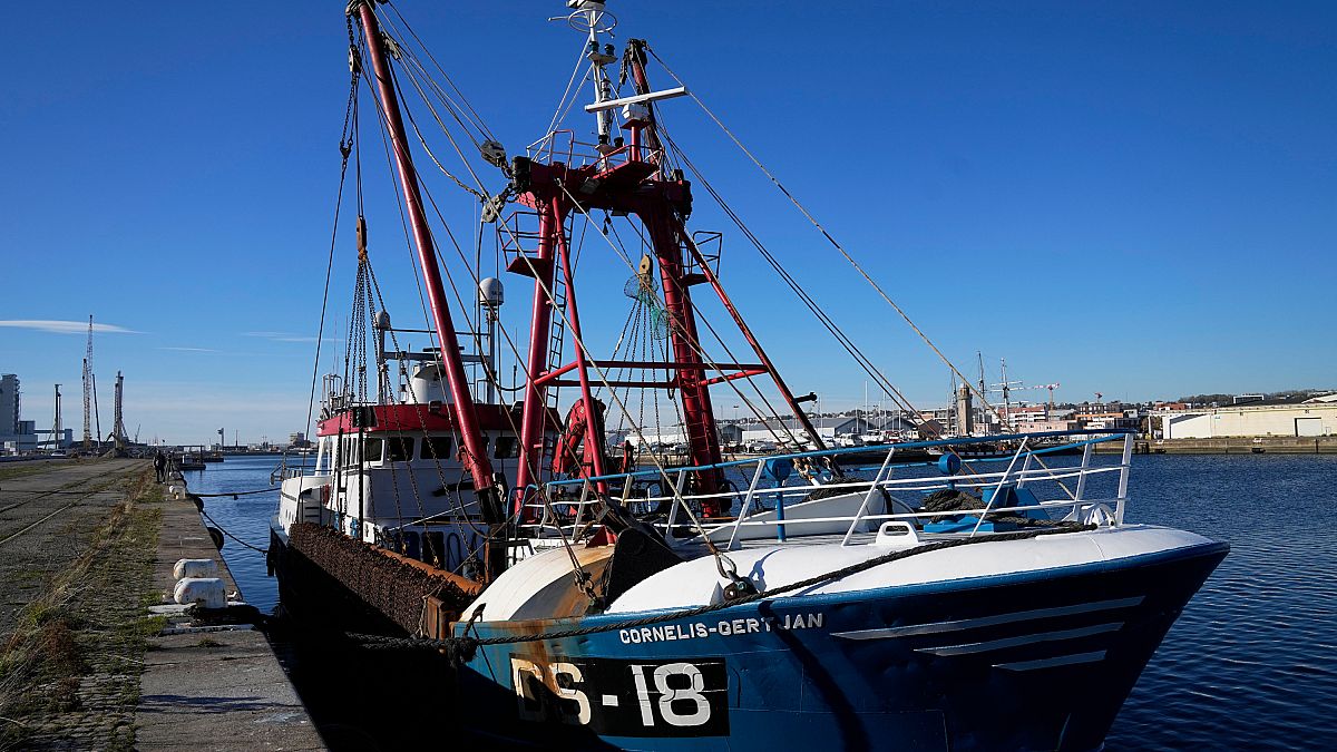 El pesquero británico retenido por las autoridades francesas atraca en el puerto de Le Havre, al oeste de Francia, el 28 de octubre de 2021.